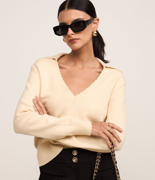 Maglione in maglia beige con colletto a polo impreziosito da perle