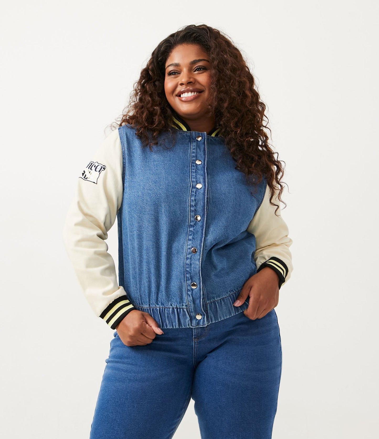 Jaqueta jeans Bomber Blue Curve & Plus Size com remendo na manga