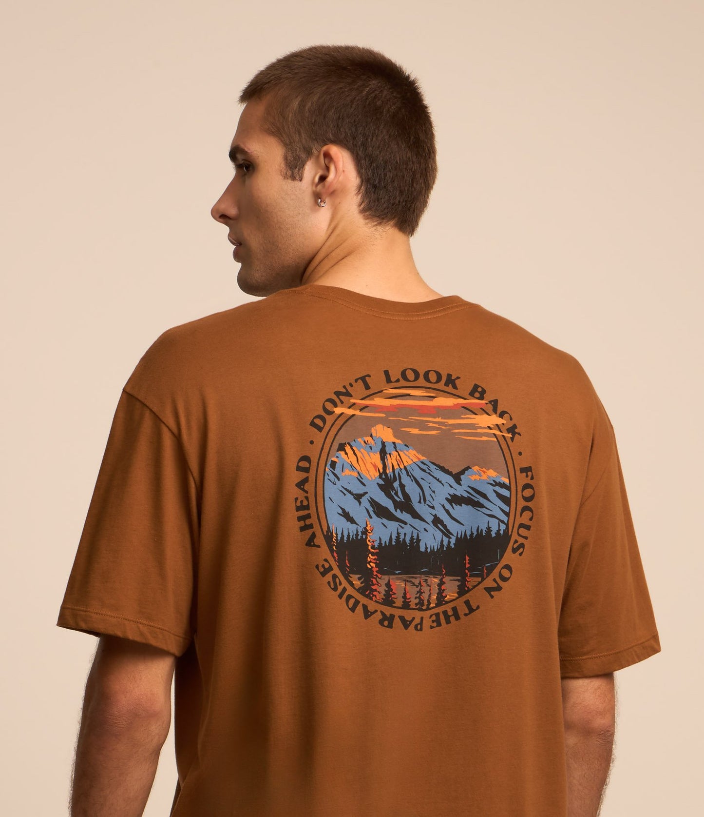 Camiseta relaxed fit de algodón con estampado de montañas marrones