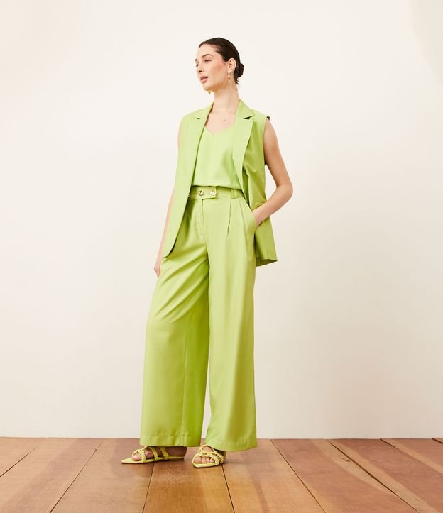 Pantaloni a gamba larga in viscosa con bottoni dorati sulla vita verde