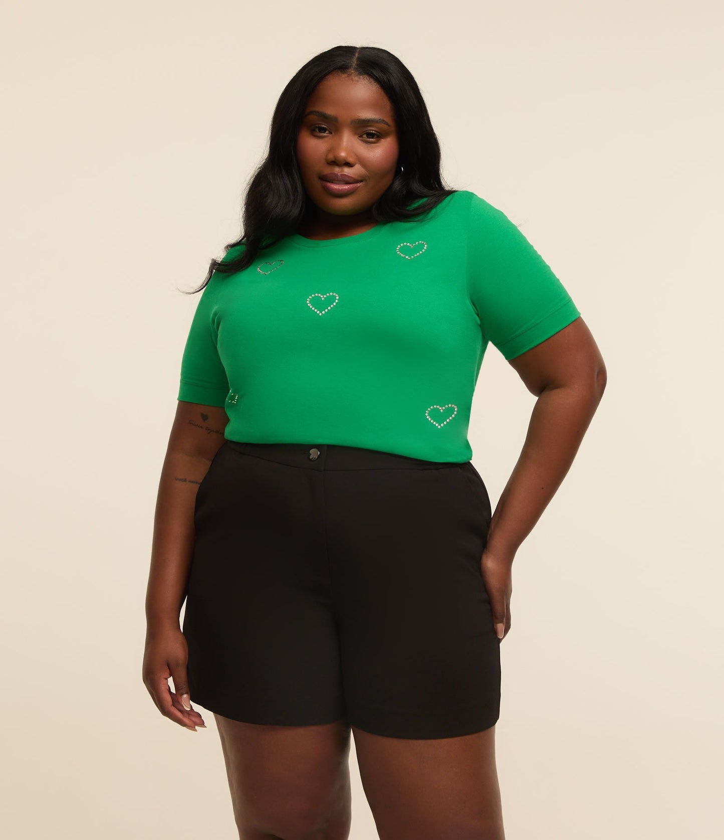 Camicetta in cotone verde con cuori di strass, taglie forti e taglie forti