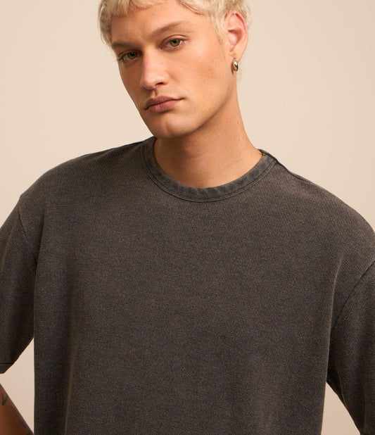 Maglietta in maglia mini waffle testurizzata grigio antracite dal taglio rilassato