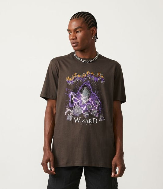 Camiseta cinza com estampa de RPG em tecido de malha macia