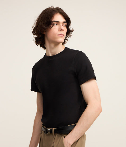 Camiseta musculosa com nervuras preta e mangas curtas