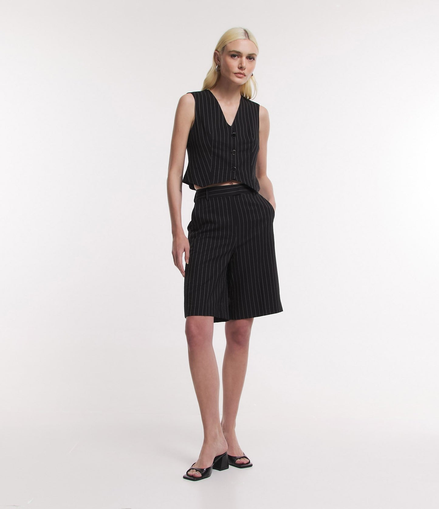 Bermuda sartoriali con strisce e tasche tinte in filo nero