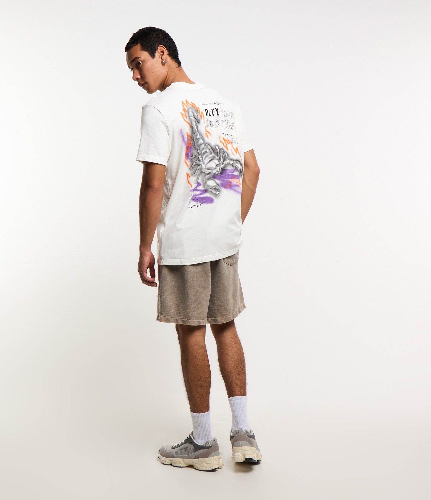 Camiseta Comfort Cotton com estampa de escorpião branco