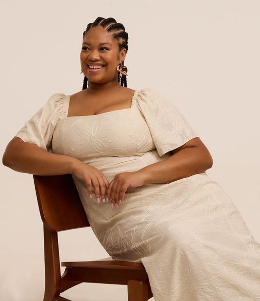 Vestido midi com bordado floral bege e franzido - Curve e Plus Size