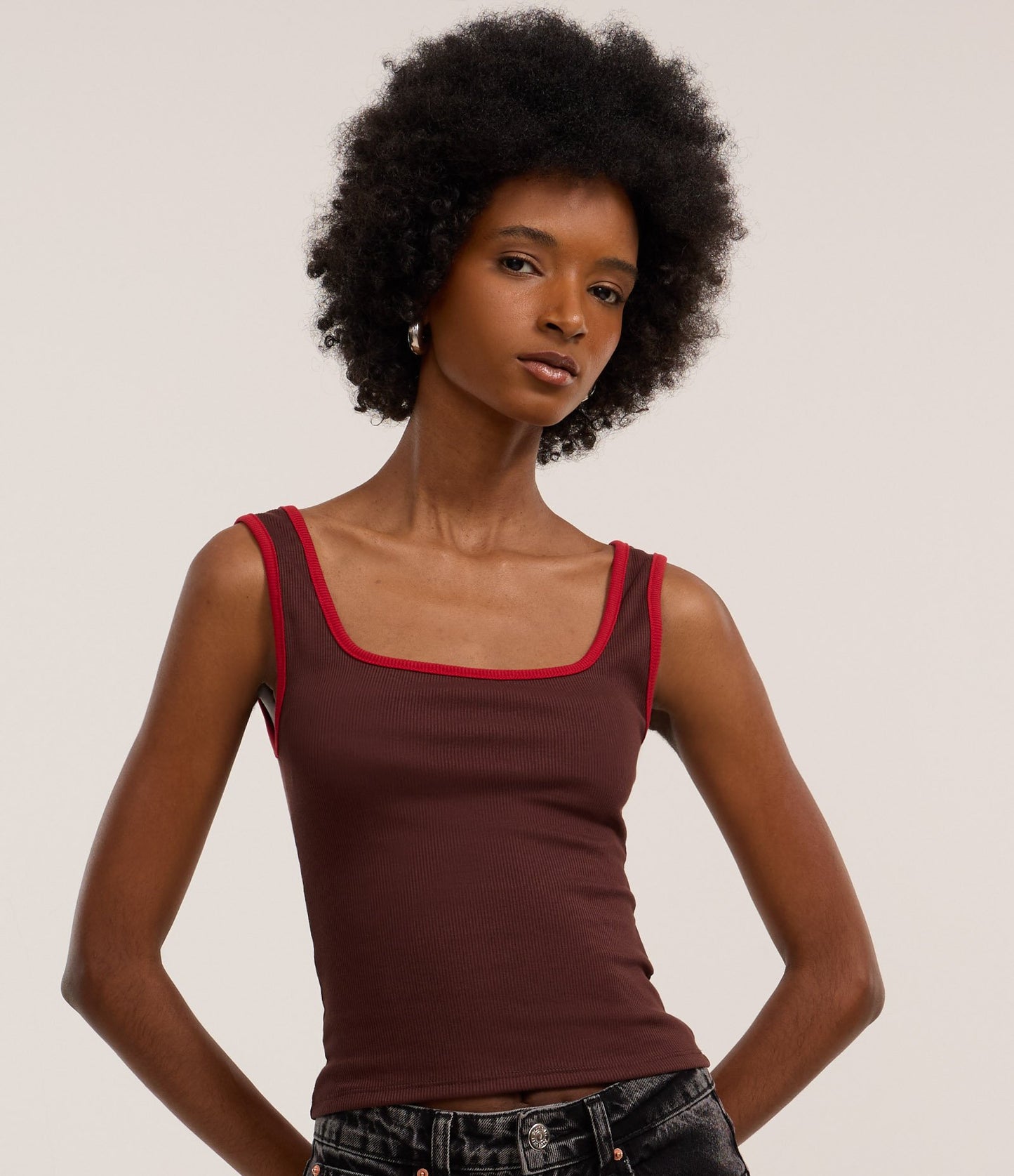 Top de canalé sin mangas con ribete vino en contraste