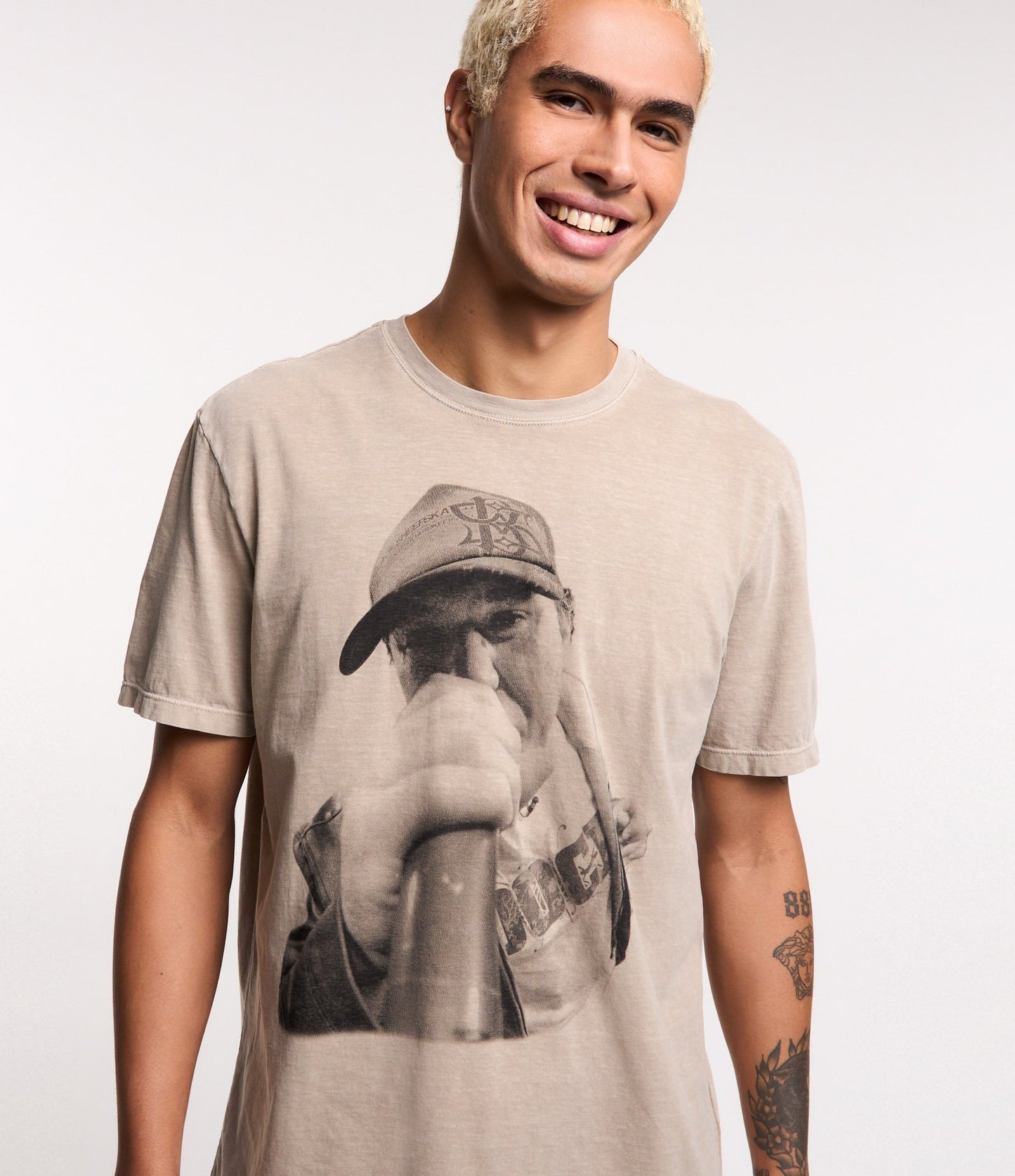 Boxy Cotton T-Shirt with Chorão Charlie Brown Jr. Print in Beige