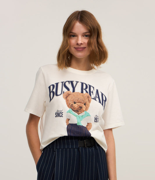 Camiseta Branca de Algodão com Estampa de Urso Atarefado