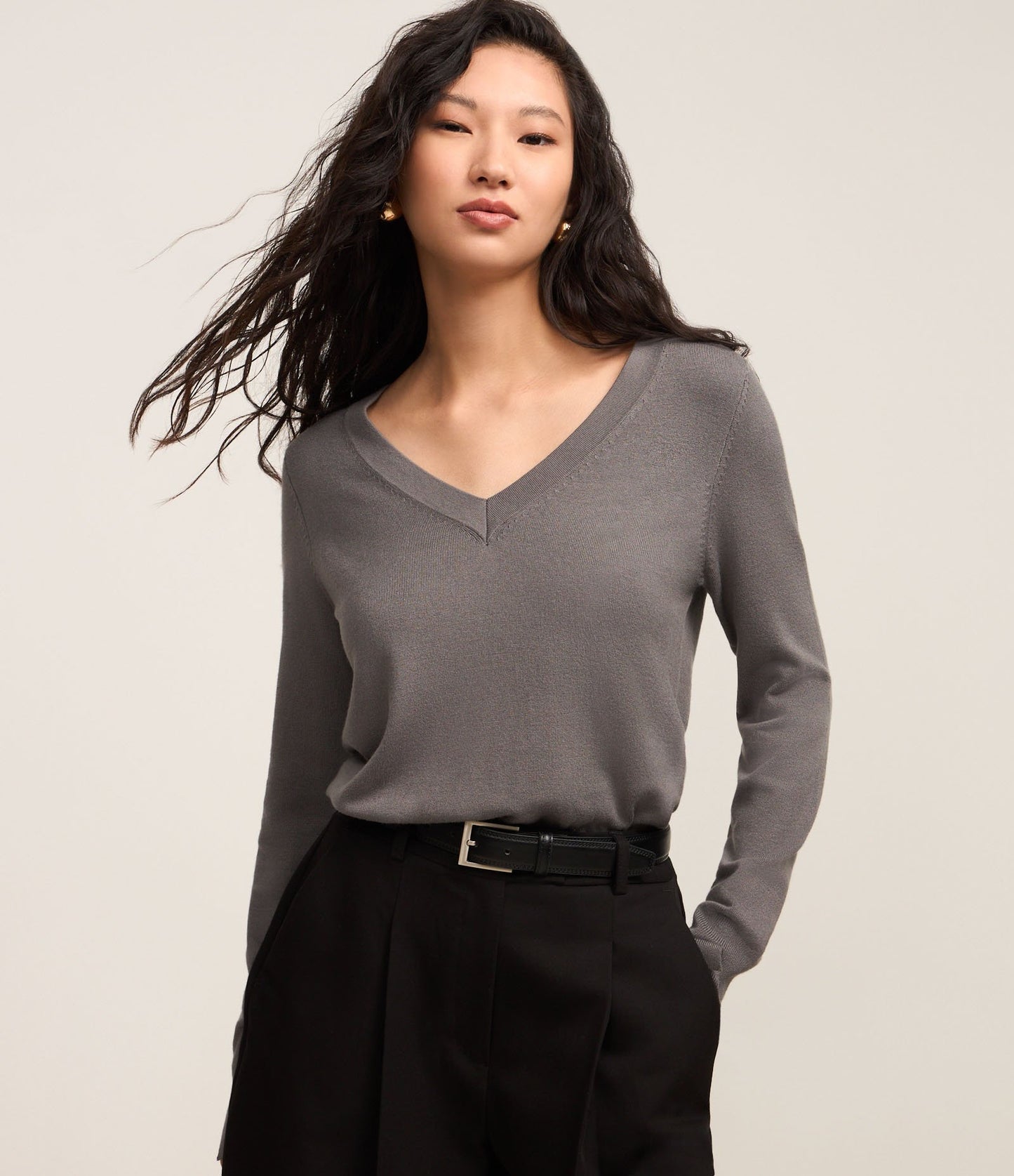 Maglione grigio con scollo a V