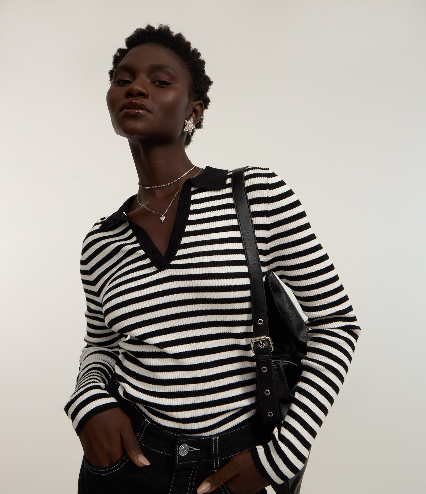 Suéter Listrado de Tricô com Gola Polo Preta