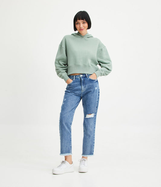 Jeans Boyfriend com rasgos e bainha desfiada em azul