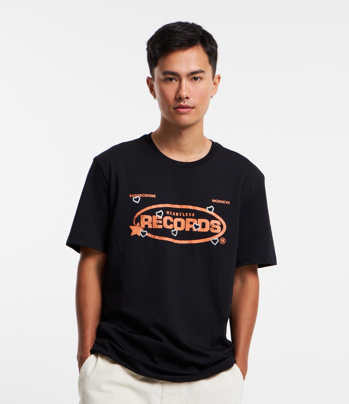 Camiseta Comfort Cotton com estampa da Hearthless Records em preto