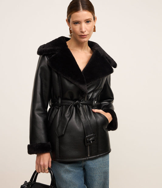Blazer nero in PU con cintura in vita e colletto e polsini in pelliccia sintetica