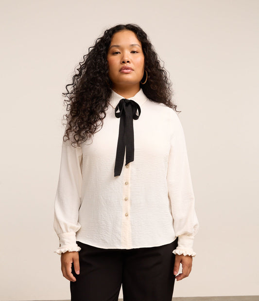 Camicetta in crepe con fiocco a contrasto, Curve e taglie forti, bianco sporco