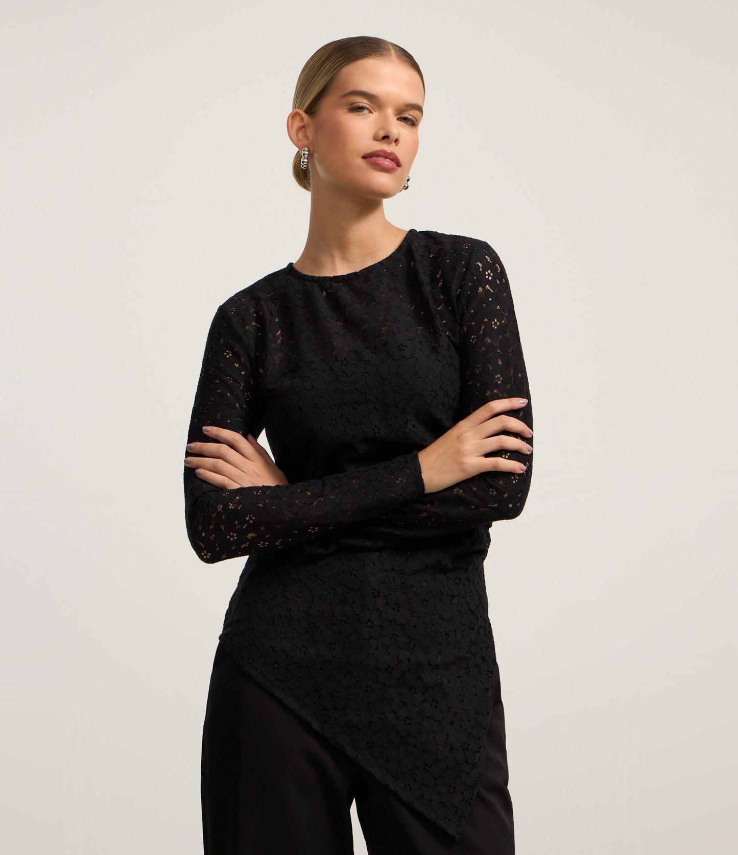 Camicetta in pizzo nero con sovrapposizione e maniche lunghe