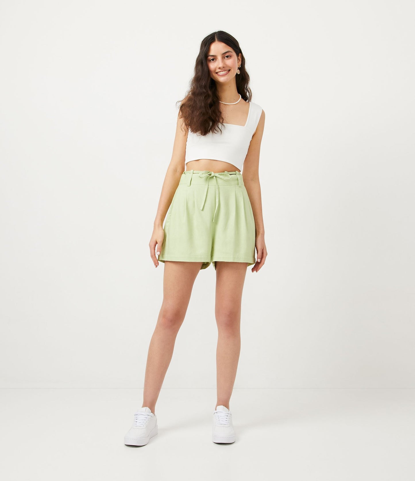 Shorts verde de cintura alta com gravata e pregas
