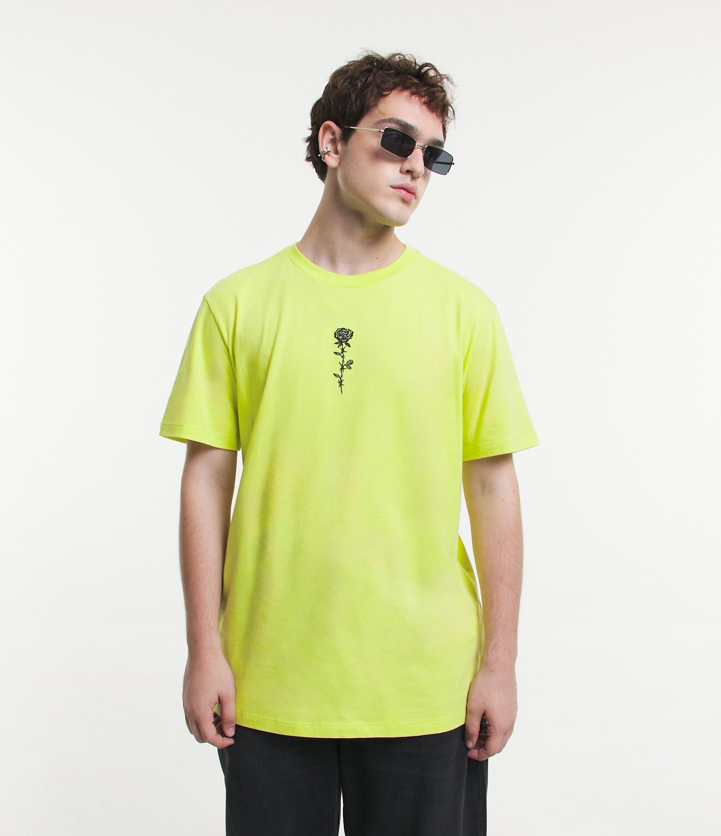 Camiseta Comfort em meia malha com bordado de flores verde-limão