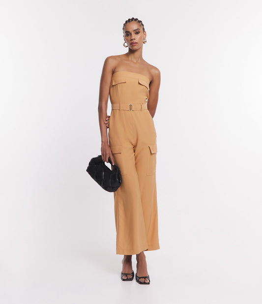 Tuta sartoriale senza spalline con cinture e tasche in marrone chiaro