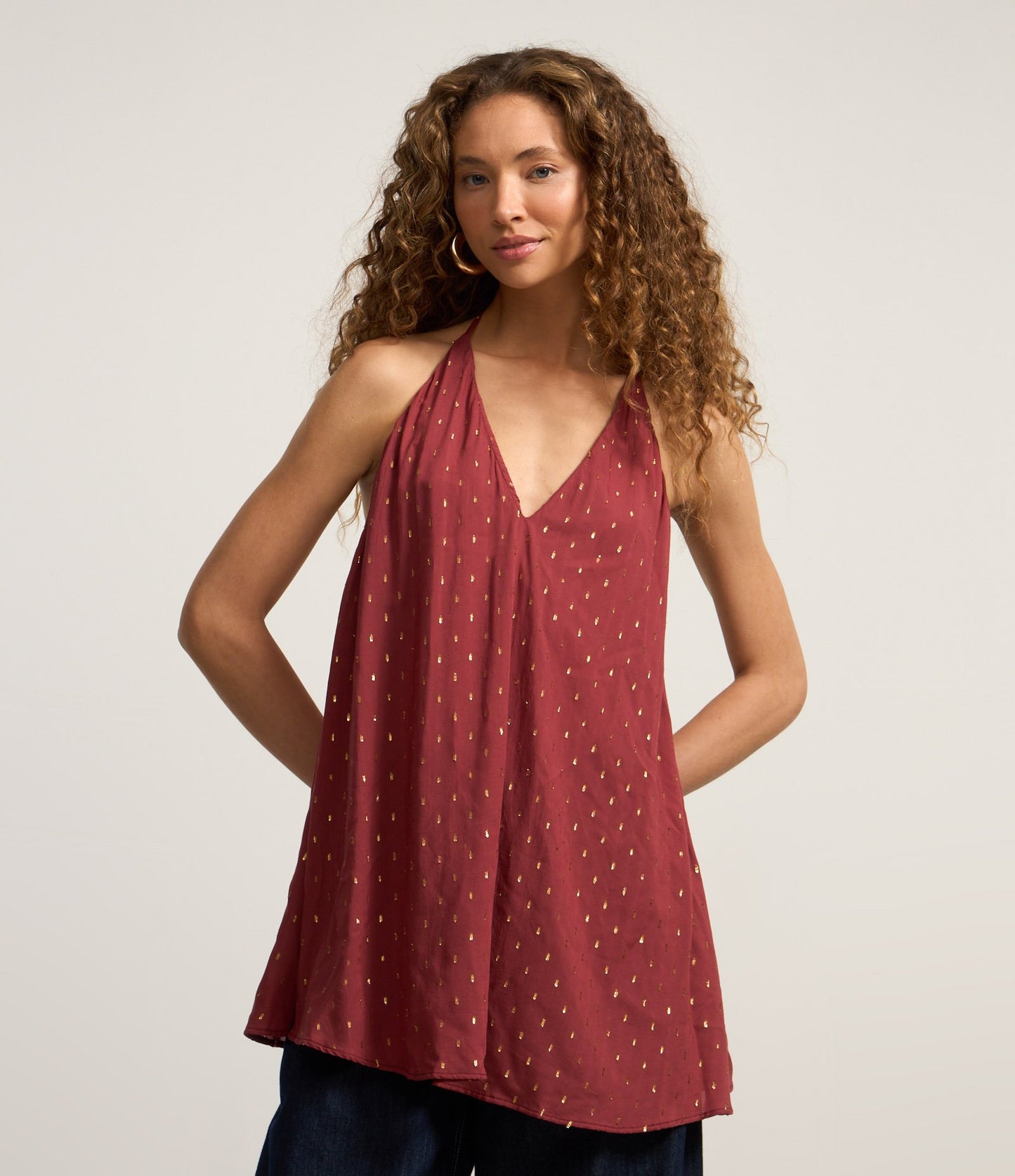 Camicetta in raso con scollo ad aletta e decorazioni rosse scintillanti