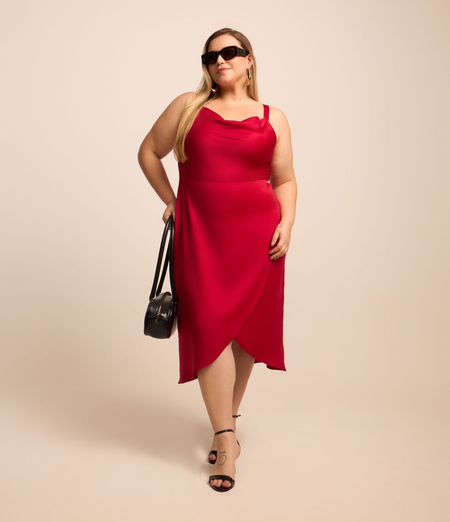 Vestido midi de cetim com decote drapeado e saia envolvente, Curve & Plus Size, vermelho