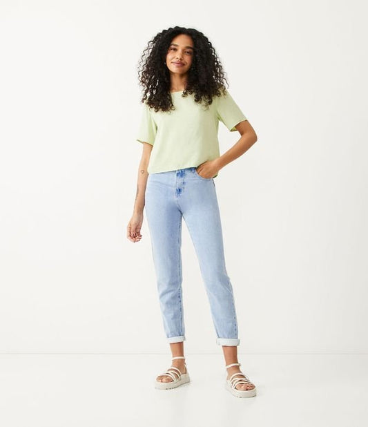 Jeans Mom azul claro sem estampa