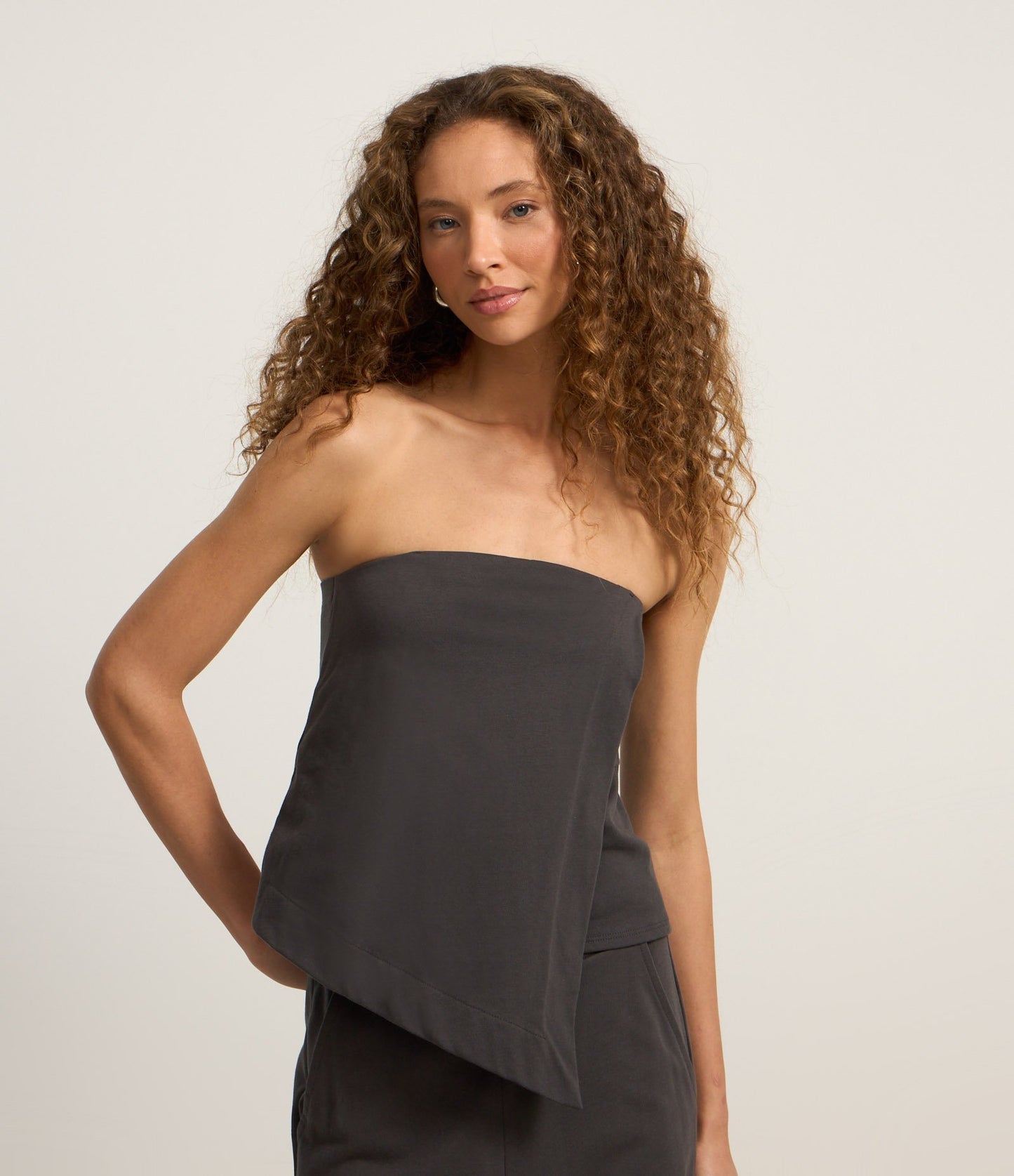 Sudadera gris con dobladillo asimétrico y hombros descubiertos