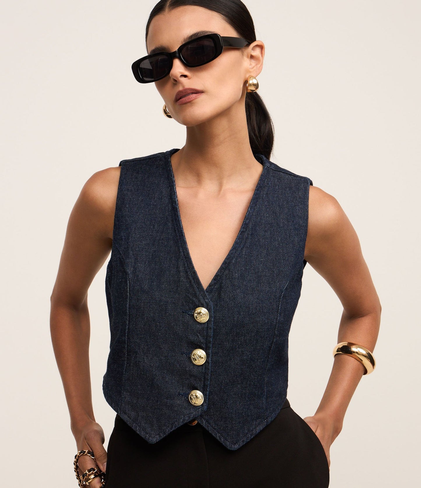 Gilet in denim blu scuro con bottoni e orlo a V