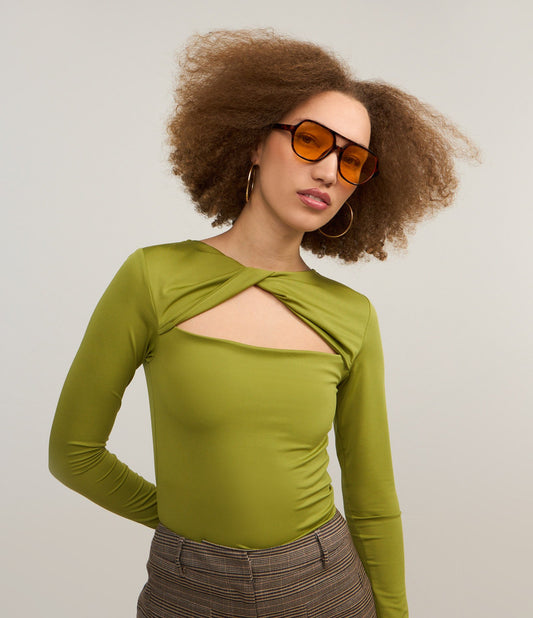 Blusa de Microfibra com Gola Torcida e Design Vazado Verde