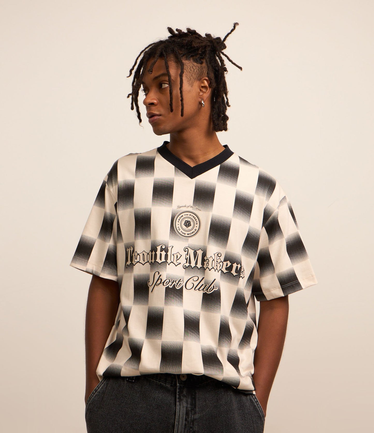 Camiseta Boxy Sportcore de punto con estampado de cuadros y letras en blanco y negro