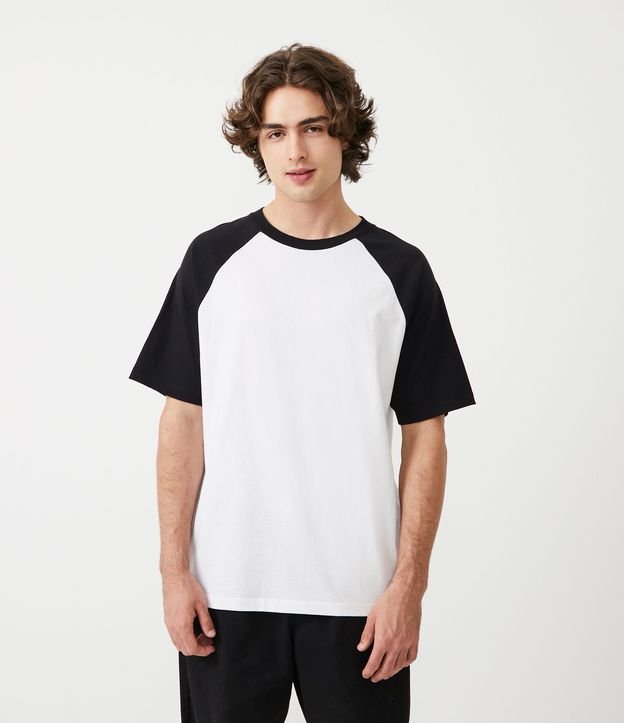 Camiseta relaxada de algodão com mangas raglan e etiqueta na bainha em branco/preto