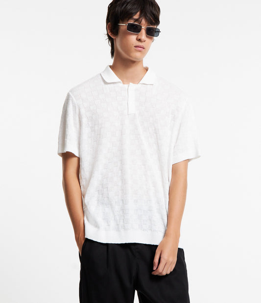 Polo de malha boxy com design texturizado e botões na gola em branco
