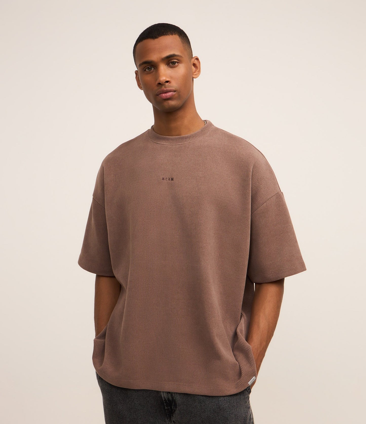 Maglietta beige a costine con scritte ricamate