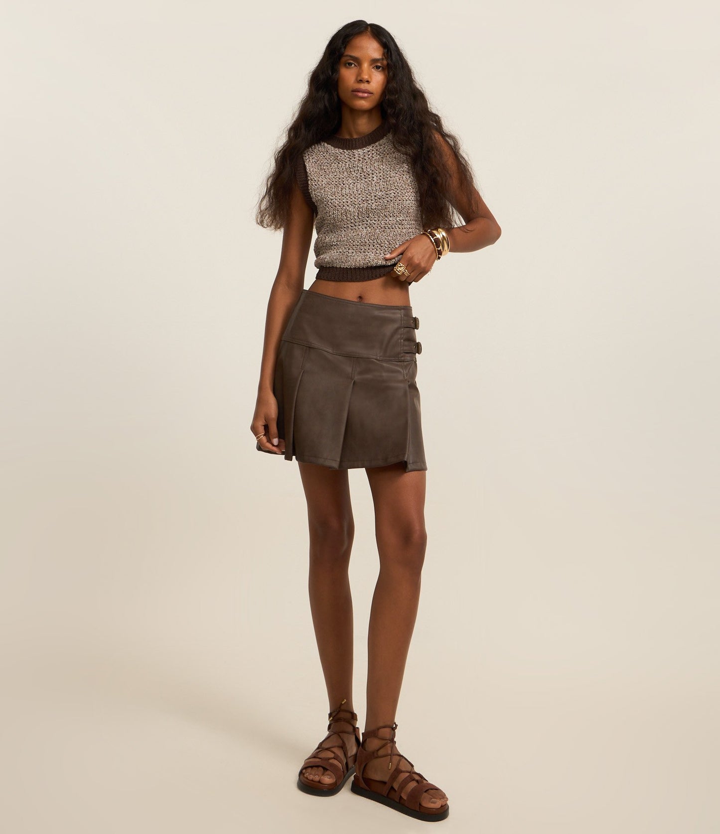 Mini-saia marrom plissada em PU com linha A