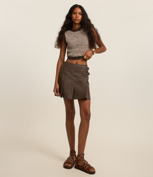 Mini-saia marrom plissada em PU com linha A