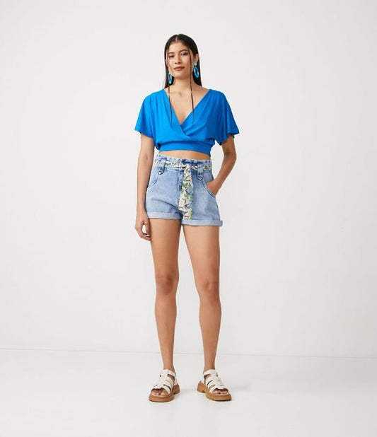 Pantaloncini di jeans larghi a vita alta con cintura a foulard floreale blu