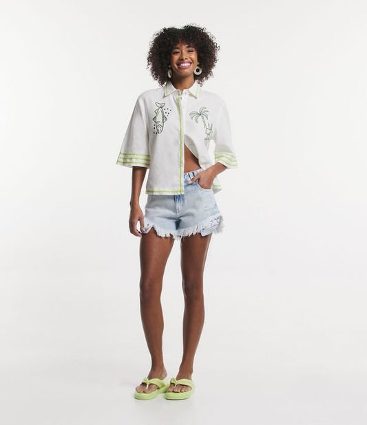 Shorts jeans com detalhes desgastados e forro de bolso azul estampado