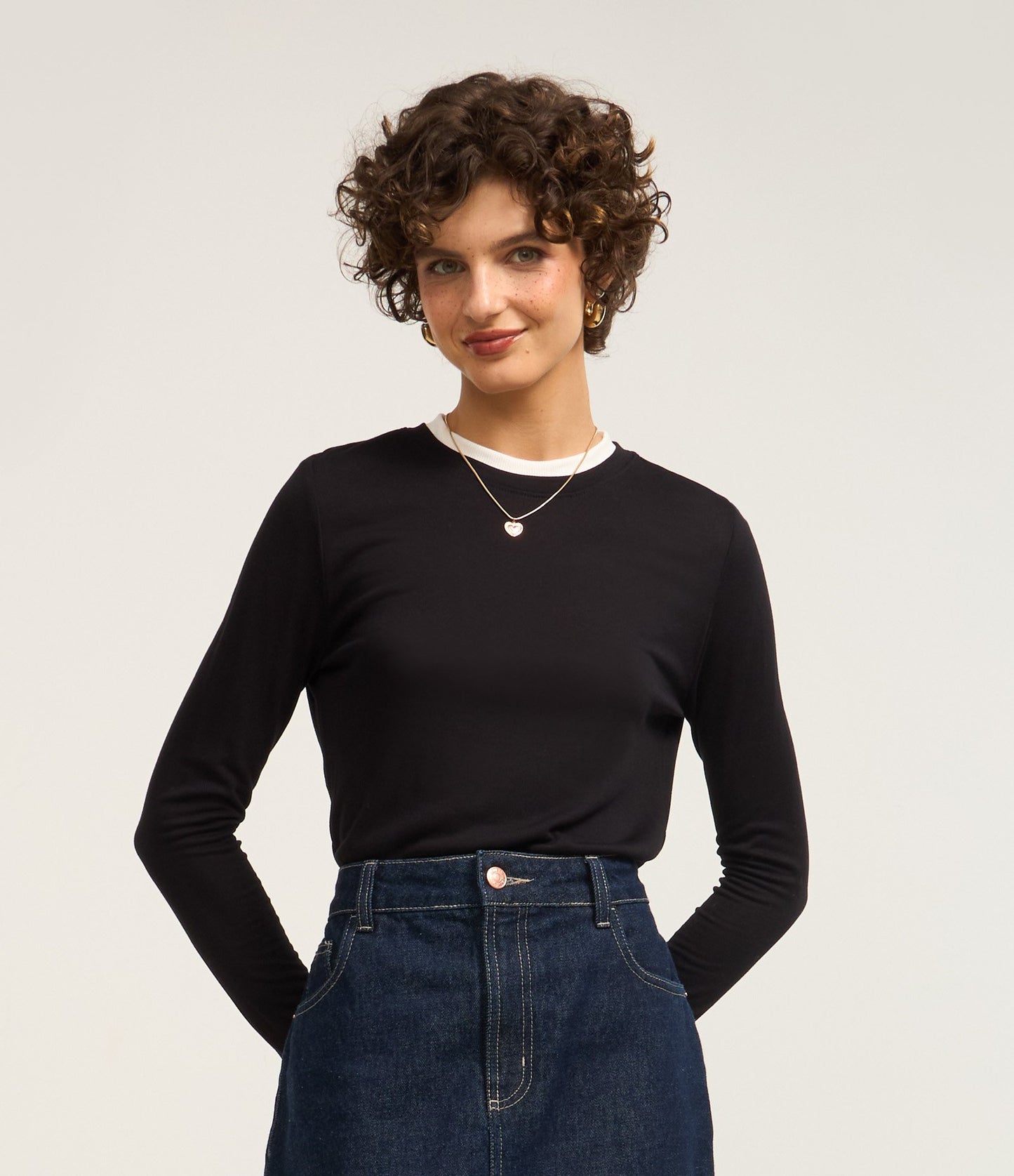 Blusa negra de viscosa con cuello a capas