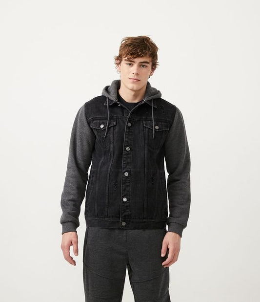 Jaqueta jeans com capuz preto e mangas de moletom