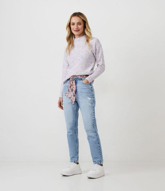 Jeans Mom com bainha enrolada e cinto com lenço estampado azul