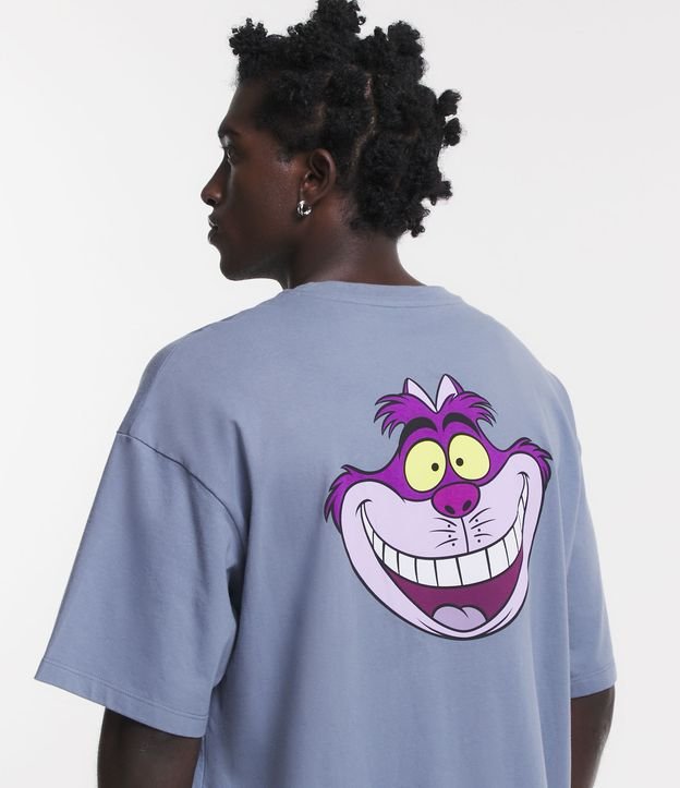 Camiseta azul clara de tamanho grande com bordado de letras e estampa de gato Alice