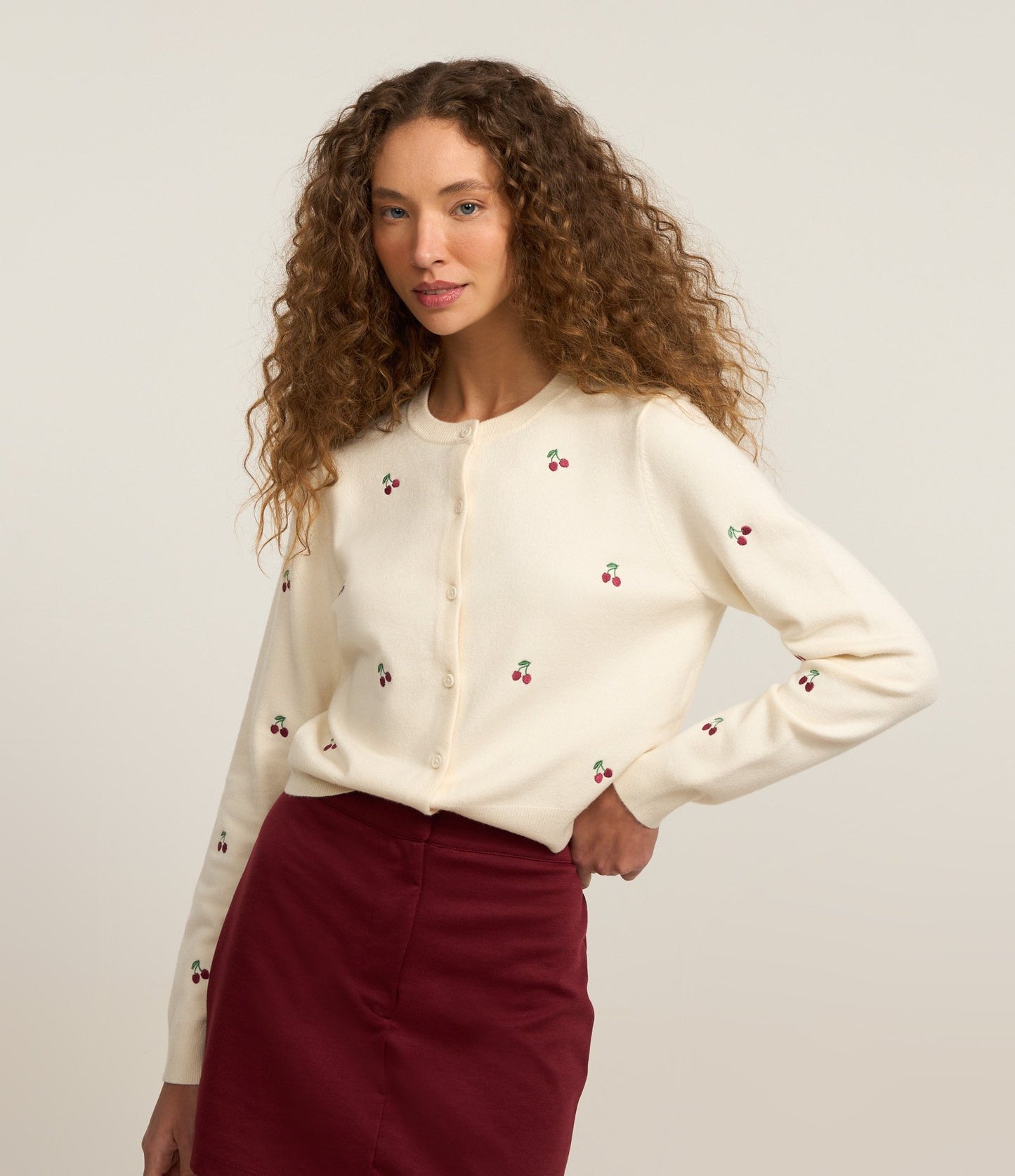 Rebeca corta de punto con bordado de cerezas en beige