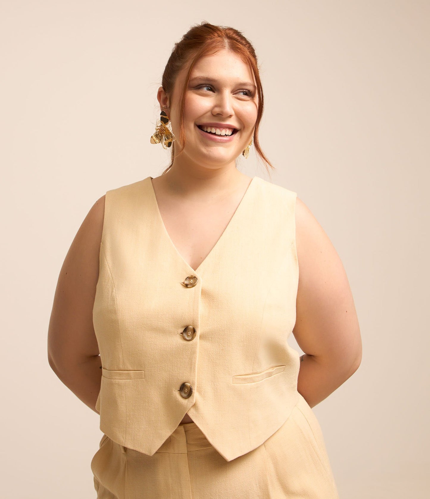 Gilet corto sartoriale con bottoni - Curve e taglie forti in beige crema