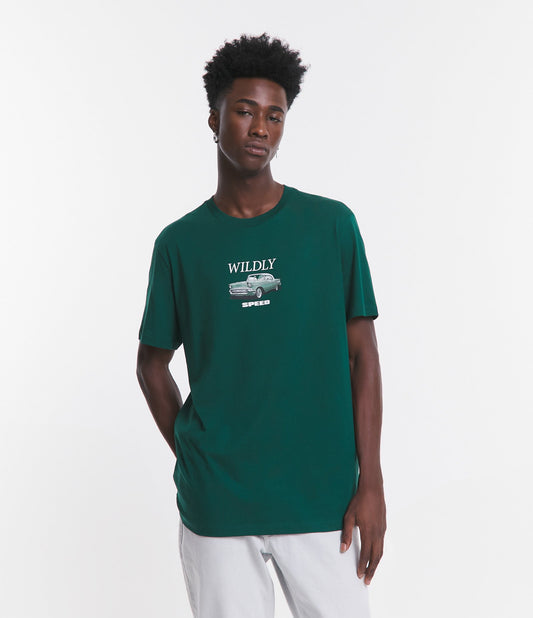 Camiseta Comfort em meia malha com estampa de carro verde Wildly Speed