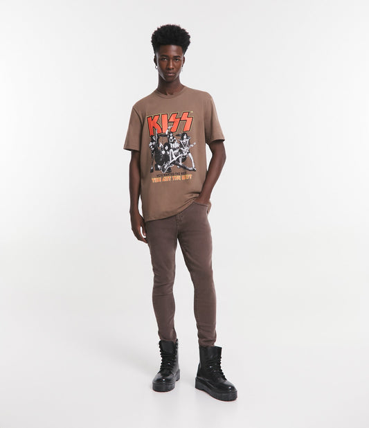 Calça skinny de sarja marrom desgastada com corte