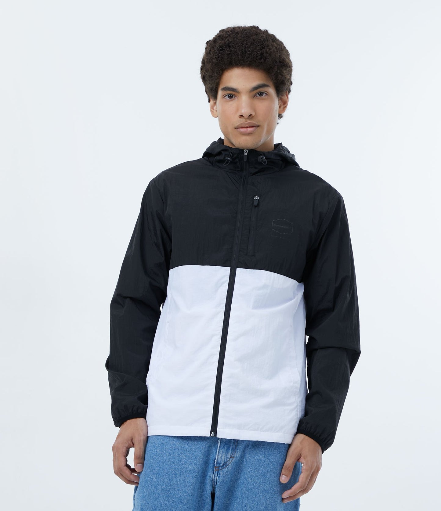 Chaqueta de poliamida con capucha en bloque de color negro