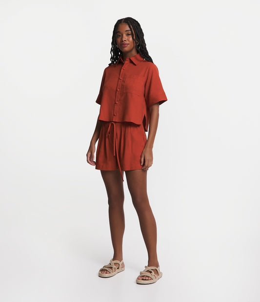 Shorts curtos de linho com amarração frontal em vermelho-tijolo