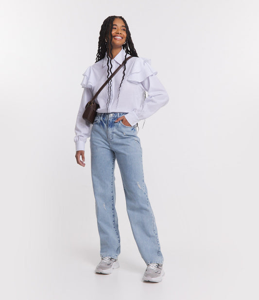 Calça jeans de perna reta com bolsos e acabamento em azul desgastado