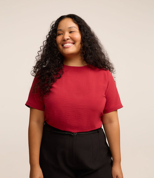 Blusa vermelha com detalhe de buraco de fechadura e botão nas costas - Curve e Plus Size